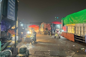 Hanoi: prywatna wycieczka nocna po targu Long Biên z lokalnym przewodnikiem