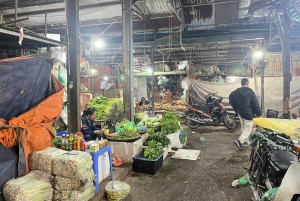 Hanoi: prywatna wycieczka nocna po targu Long Biên z lokalnym przewodnikiem