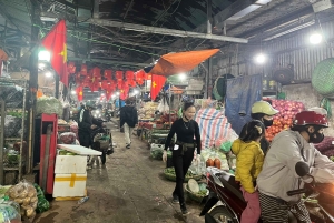 Hanoi: prywatna wycieczka nocna po targu Long Biên z lokalnym przewodnikiem