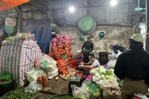 Hanoi: prywatna wycieczka nocna po targu Long Biên z lokalnym przewodnikiem