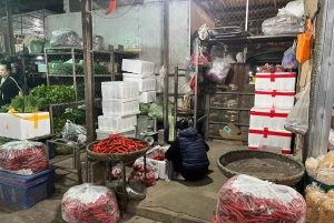 Hanoi: prywatna wycieczka nocna po targu Long Biên z lokalnym przewodnikiem