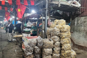 Hanoi: prywatna wycieczka nocna po targu Long Biên z lokalnym przewodnikiem