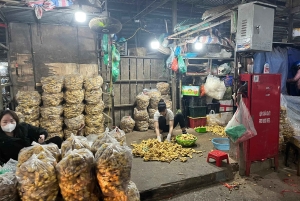 Hanoi: prywatna wycieczka nocna po targu Long Biên z lokalnym przewodnikiem