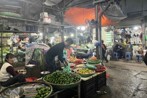 Hanoi: prywatna wycieczka nocna po targu Long Biên z lokalnym przewodnikiem