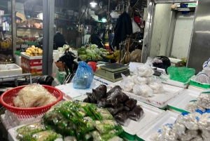 Hanoi: prywatna wycieczka nocna po targu Long Biên z lokalnym przewodnikiem