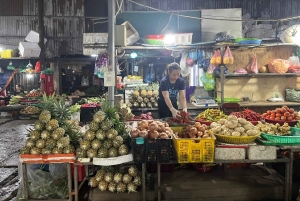 Hanoi: prywatna wycieczka nocna po targu Long Biên z lokalnym przewodnikiem