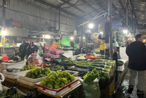 Hanoi: prywatna wycieczka nocna po targu Long Biên z lokalnym przewodnikiem