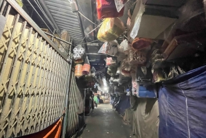 Hanoi: prywatna wycieczka nocna po targu Long Biên z lokalnym przewodnikiem