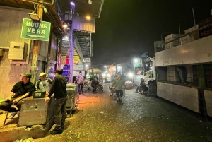 Hanoi: prywatna wycieczka nocna po targu Long Biên z lokalnym przewodnikiem