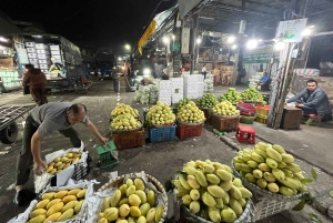 Hanoi: prywatna wycieczka nocna po targu Long Biên z lokalnym przewodnikiem