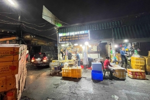 Hanoi: prywatna wycieczka nocna po targu Long Biên z lokalnym przewodnikiem