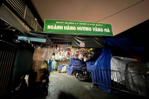 Hanoi: prywatna wycieczka nocna po targu Long Biên z lokalnym przewodnikiem