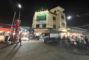 Hanoi: prywatna wycieczka nocna po targu Long Biên z lokalnym przewodnikiem