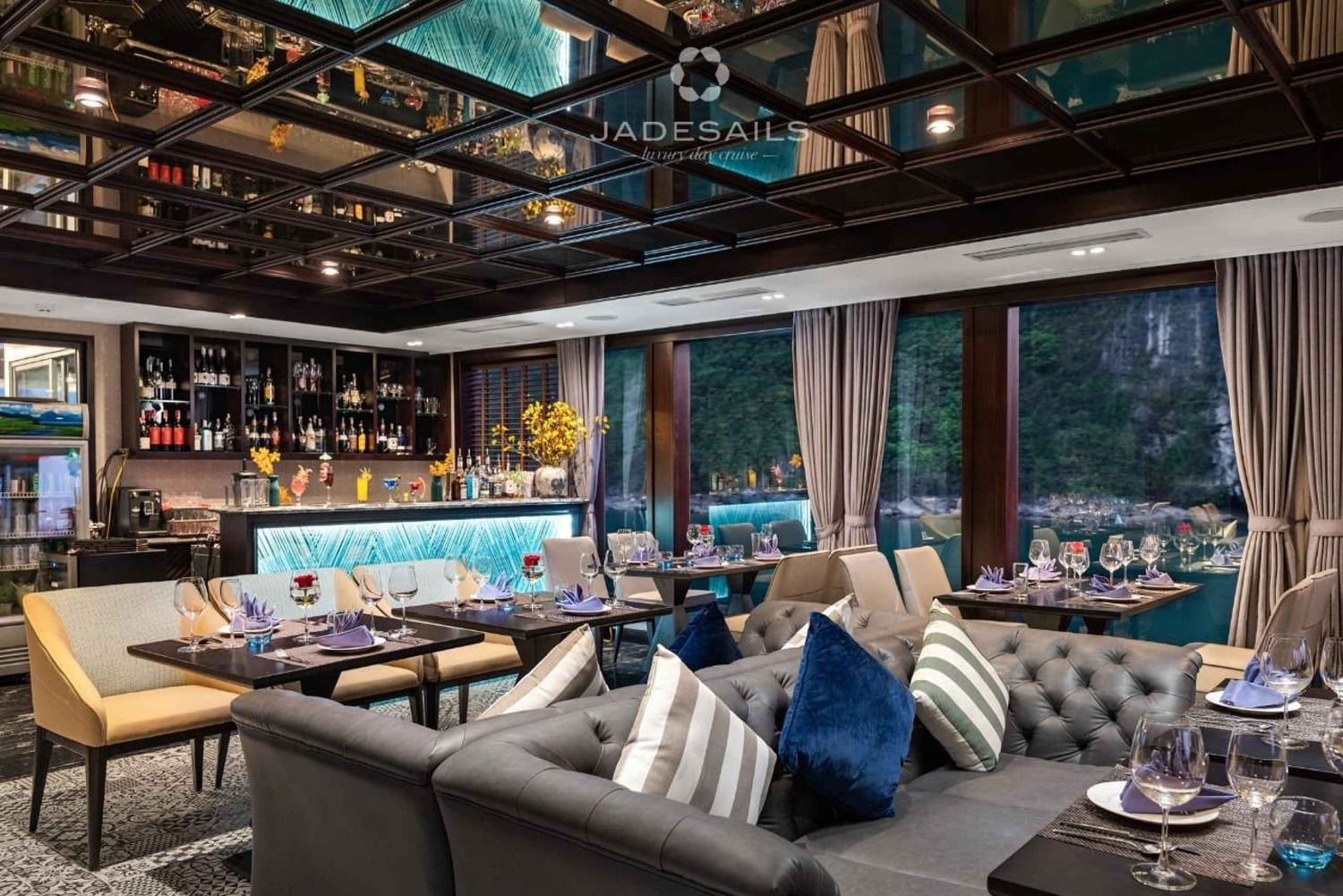 Hanoi: Crucero de lujo Lan Ha Bay Jade Sails con almuerzo buffet