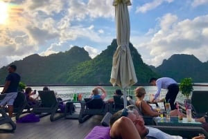 Hanoi: Crucero de lujo Lan Ha Bay Jade Sails con almuerzo buffet