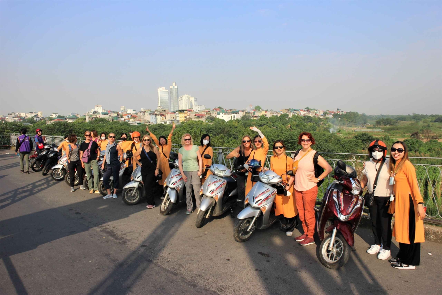 Motorcykeltur i Hanoi til Bat Trang-landsbyen anført af kvinder