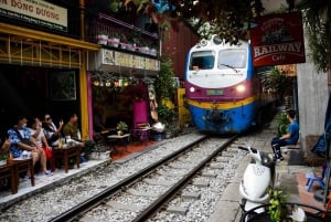 HANOI: MOTO PER LA STRADA DEI TRENI E DEGUSTAZIONE DI CIBO DI STRADA