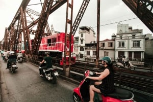 HANOI: MOTO PER LA STRADA DEI TRENI E DEGUSTAZIONE DI CIBO DI STRADA