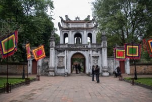 HANOI: MOTO PER LA STRADA DEI TRENI E DEGUSTAZIONE DI CIBO DI STRADA