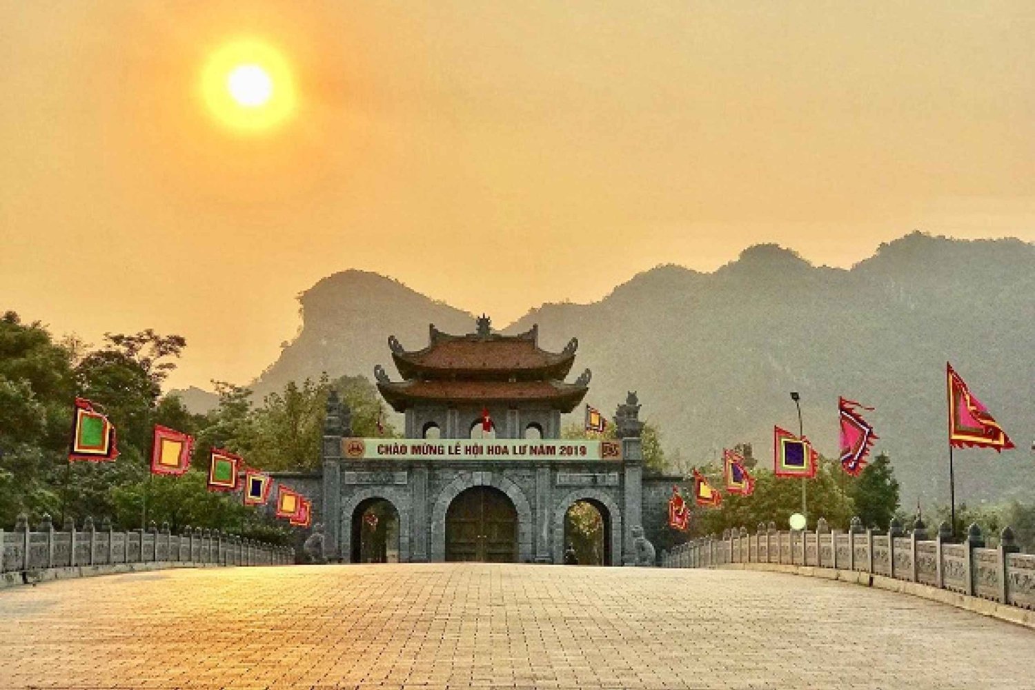 Hanoi: Ninh Binh Hoa Lu, åktur med båt i Trang An, tur i Mua-grottan