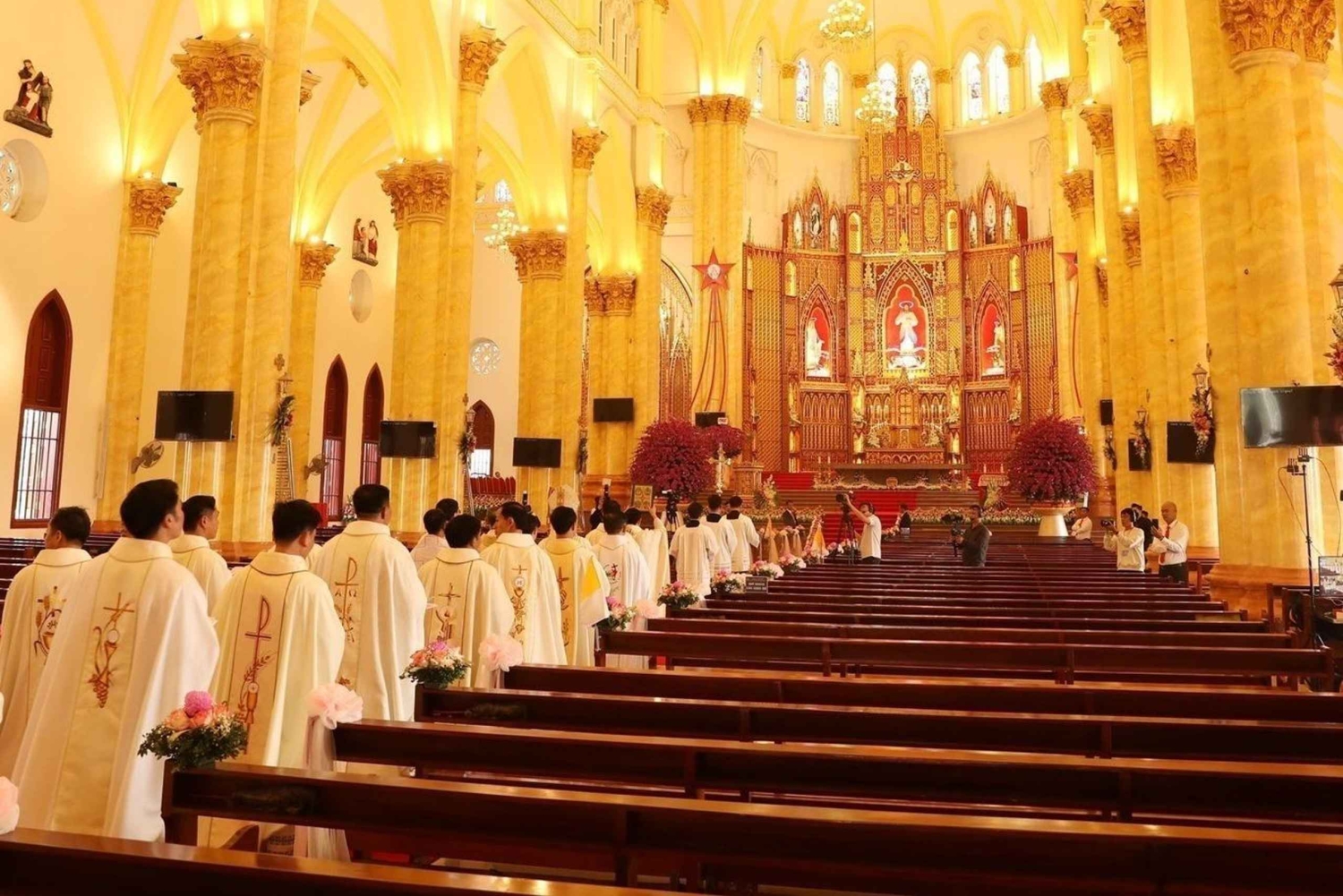 Hanoi: Ninh Binh Lang Van Vietnam's Biggest Church Tour
