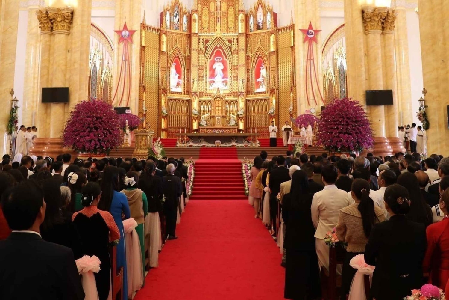 Hanoi: Ninh Binh Lang Van Vietnam's Biggest Church Tour