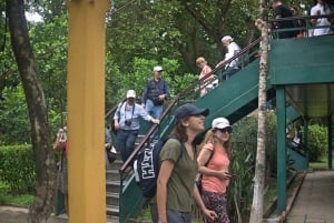 Исследуйте старый город Ханоя на велосипеде в небольшой группе.