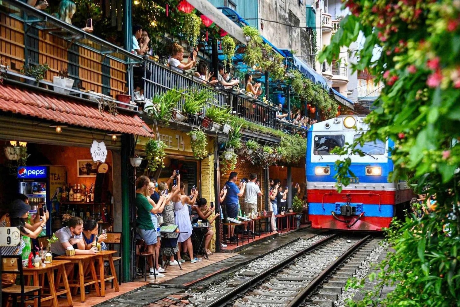Hanoi: Streetfood in de oude wijk en een café aan het spoor