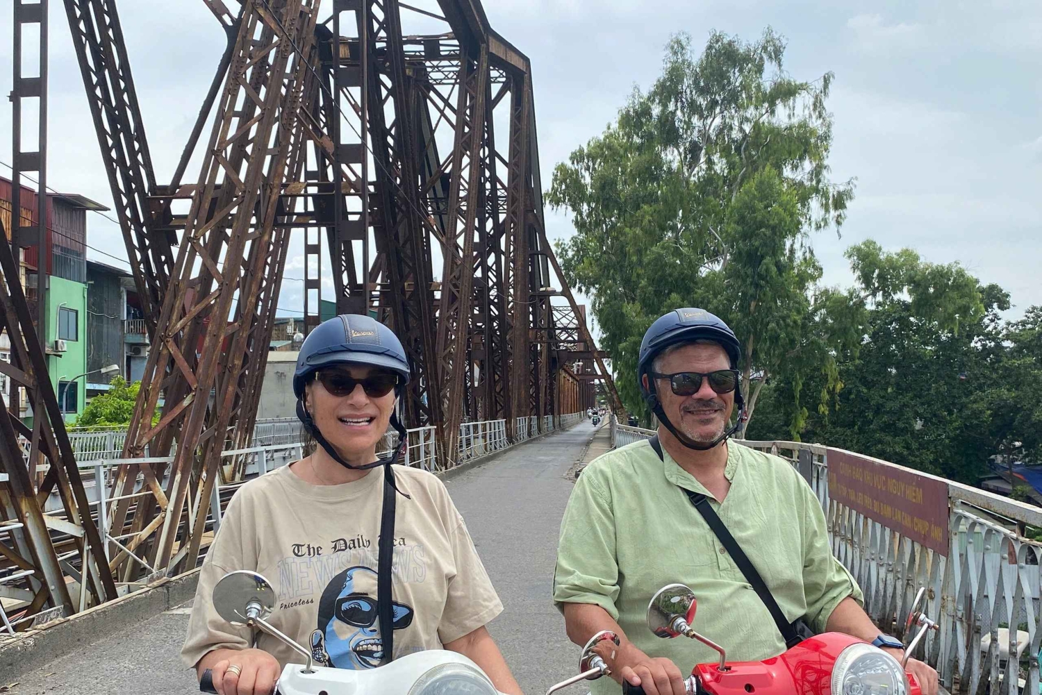 Passeio de Vespa pela periferia de Hanói: conheça a vila de cerâmica de Bat Trang em meio dia