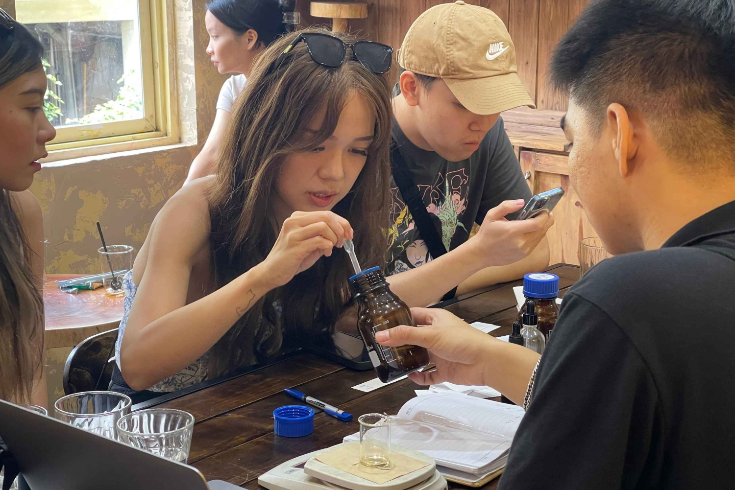 Workshop de Perfumes de Hanói - Criando o teu cheiro perfeito