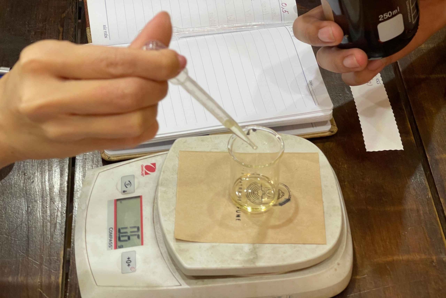 Workshop de Perfumes de Hanói - Criando o teu cheiro perfeito