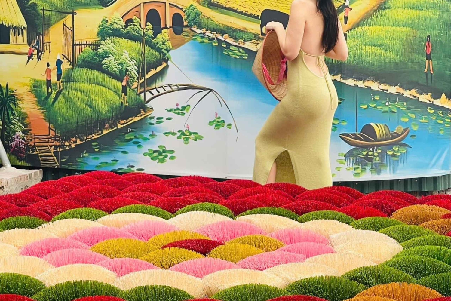 Деревня вышивки Кват Донг в Ханое или деревня шляп и благовоний