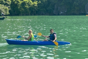 Hanoi: Viaggio di andata e ritorno per le isole, le grotte, il kayak e il pranzo della Baia di Halong