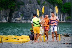 Hanoi: Viaggio di andata e ritorno per le isole, le grotte, il kayak e il pranzo della Baia di Halong
