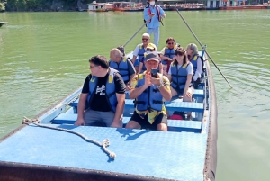 Hanoi: Viaggio di andata e ritorno per le isole, le grotte, il kayak e il pranzo della Baia di Halong