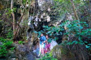 Hanoi: Viaggio di andata e ritorno per le isole, le grotte, il kayak e il pranzo della Baia di Halong