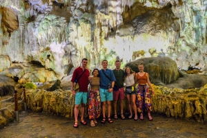 Hanoi: Viaggio di andata e ritorno per le isole, le grotte, il kayak e il pranzo della Baia di Halong