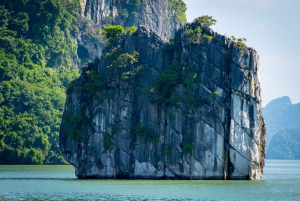Hanoi: Viaggio di andata e ritorno per le isole, le grotte, il kayak e il pranzo della Baia di Halong