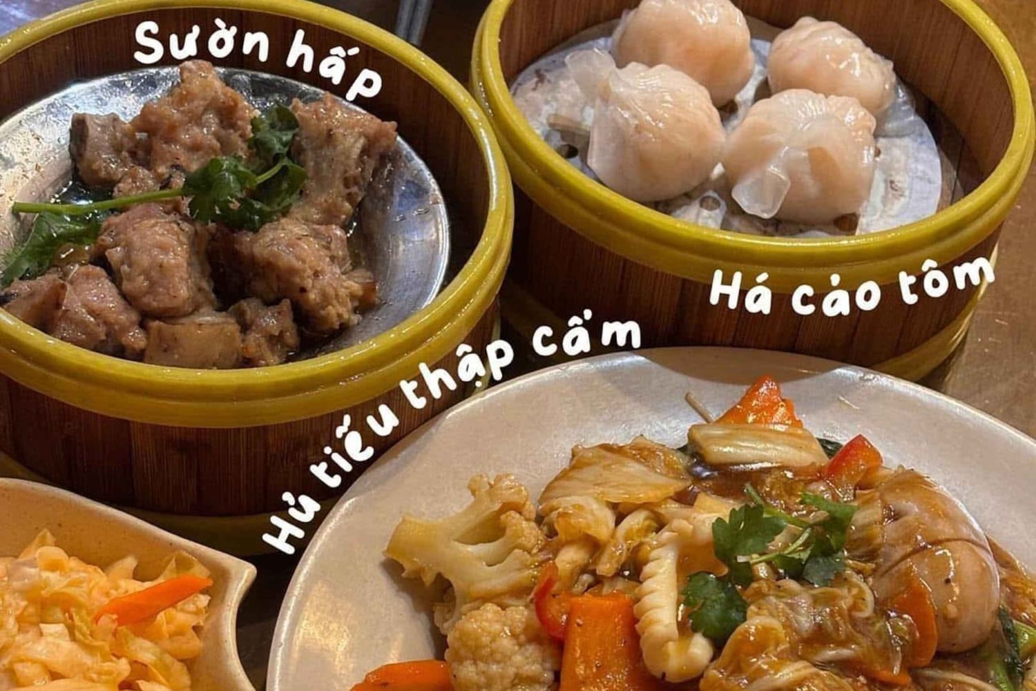 ハノイの屋台の食べ物を地元の人のように味わって、トレインストリートを訪れましょう