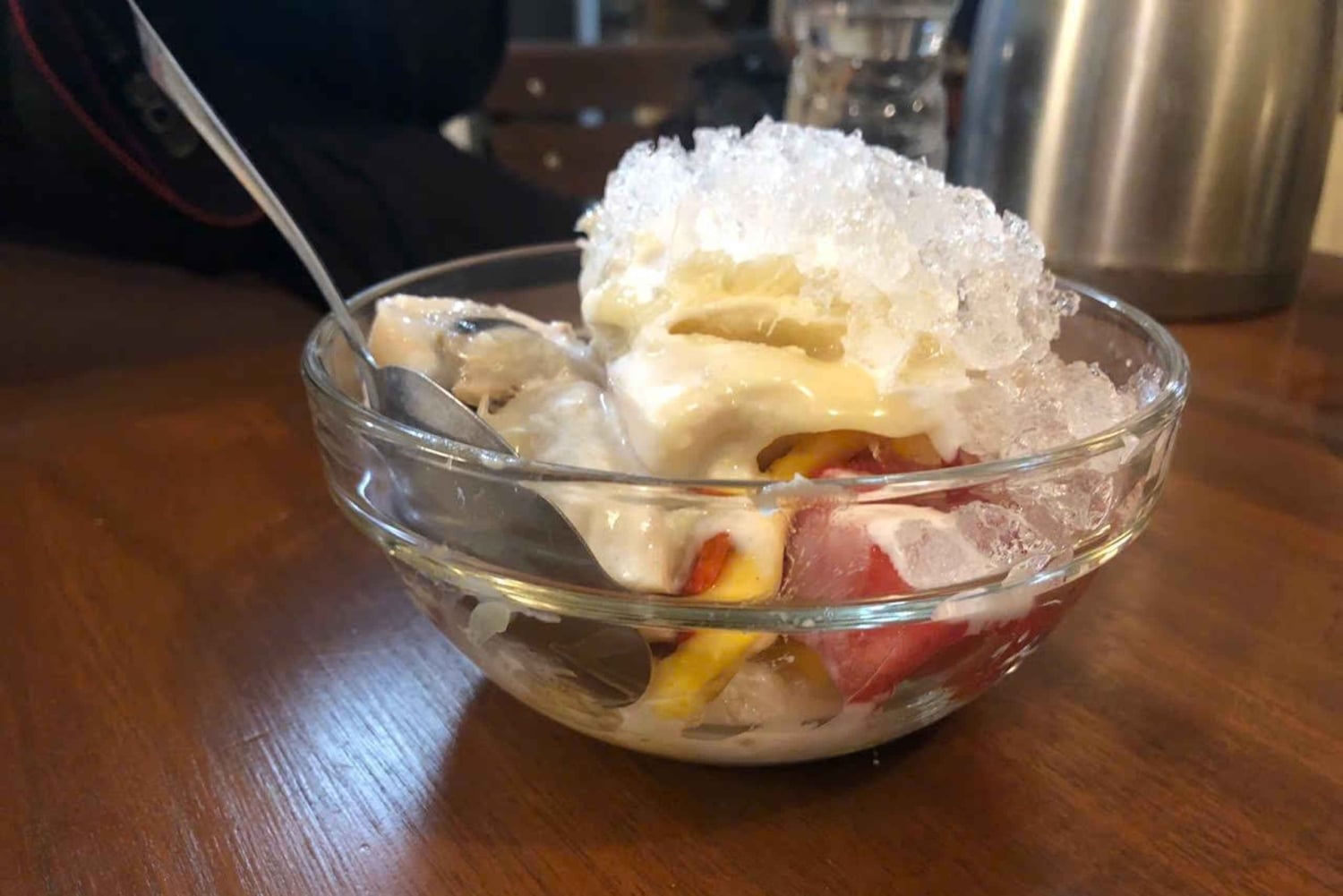 ハノイの屋台の食べ物を地元の人のように味わって、トレインストリートを訪れましょう