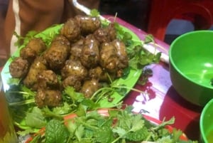 ハノイの屋台の食べ物を地元の人のように味わって、トレインストリートを訪れましょう