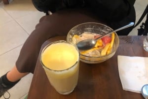 ハノイの屋台の食べ物を地元の人のように味わって、トレインストリートを訪れましょう