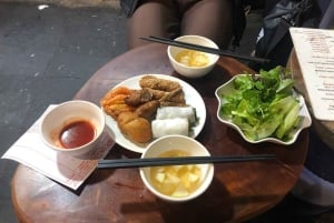 ハノイの屋台の食べ物を地元の人のように味わって、トレインストリートを訪れましょう