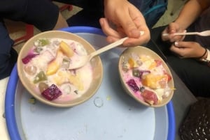 ハノイの屋台の食べ物を地元の人のように味わって、トレインストリートを訪れましょう