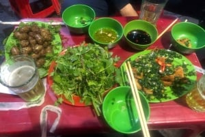 ハノイの屋台の食べ物を地元の人のように味わって、トレインストリートを訪れましょう