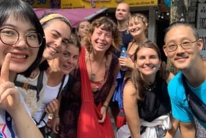 ハノイの屋台の食べ物を地元の人のように味わって、トレインストリートを訪れましょう