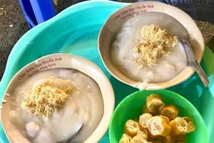 ハノイの屋台の食べ物を地元の人のように味わって、トレインストリートを訪れましょう