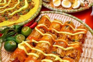 ハノイの屋台の食べ物を地元の人のように味わって、トレインストリートを訪れましょう