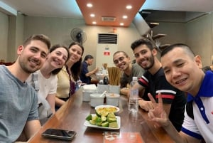 ハノイの屋台の食べ物を地元の人のように味わって、トレインストリートを訪れましょう