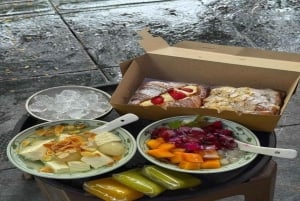 ハノイの屋台の食べ物を地元の人のように味わって、トレインストリートを訪れましょう